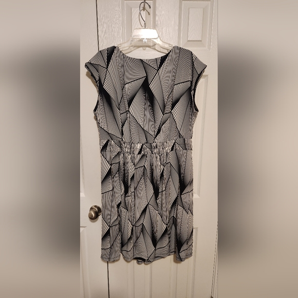 Black & White V-Neck Dress - Picture 2 of 2